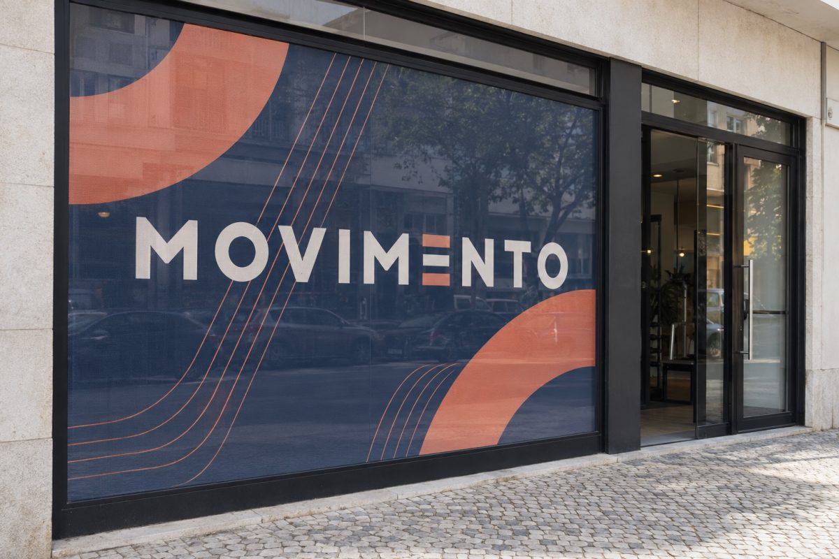 Vinil para Montras Personalizado 9 Montra com vinil microperfurado ilustrativo em todo o vidro, grafismo azul e coral e a palavra MOVIMENTO.