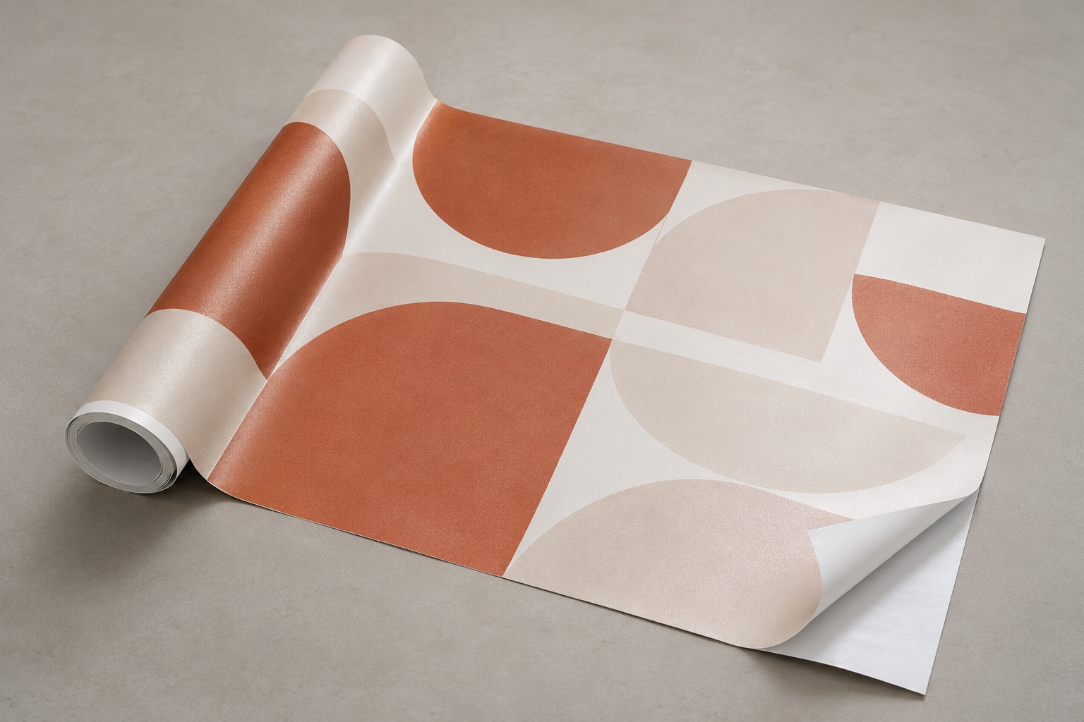 Vinil para Montras Personalizado 2 Folha de vinil impresso parcialmente enrolada, com grafismo terracota e creme e o suporte visível.