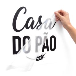 Letras pretas de vinil de recorte com filme de transferência a ser retirado à mão, em fundo branco
